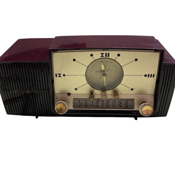 Vintage mid-century/art deco General Electric a.m. radio #911 USA made